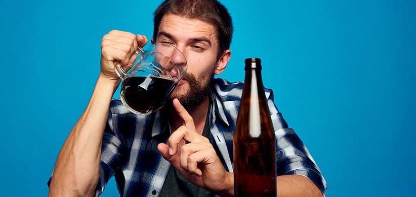 A man drinks alcohol to quit smoking photo 2